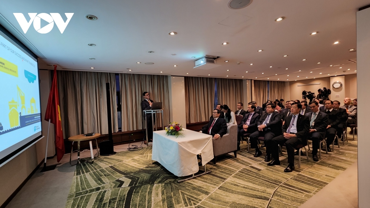 PM Chinh learns about Port of Rotterdam’s development model
